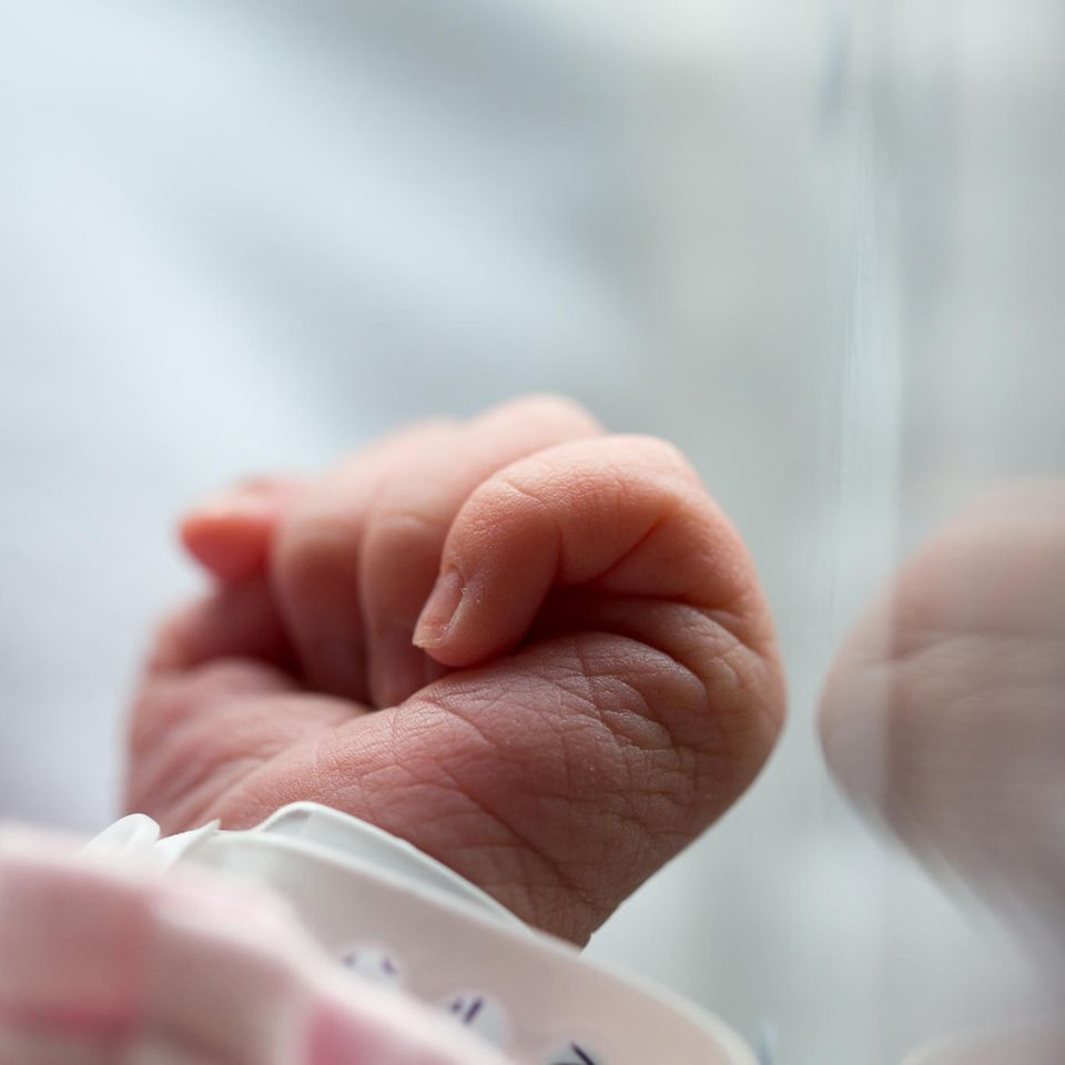 Corona aktuell: Neugeborenen Hand