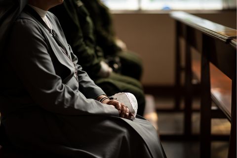 Corona aktuell: Nonne mit Maske auf dem Schoß in der Kirche