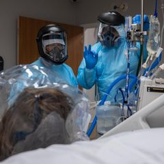 Corona-Bilder: Ärzte am Krankenbett
