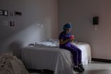 Corona-Bilder: Krankenschwester mit Handy