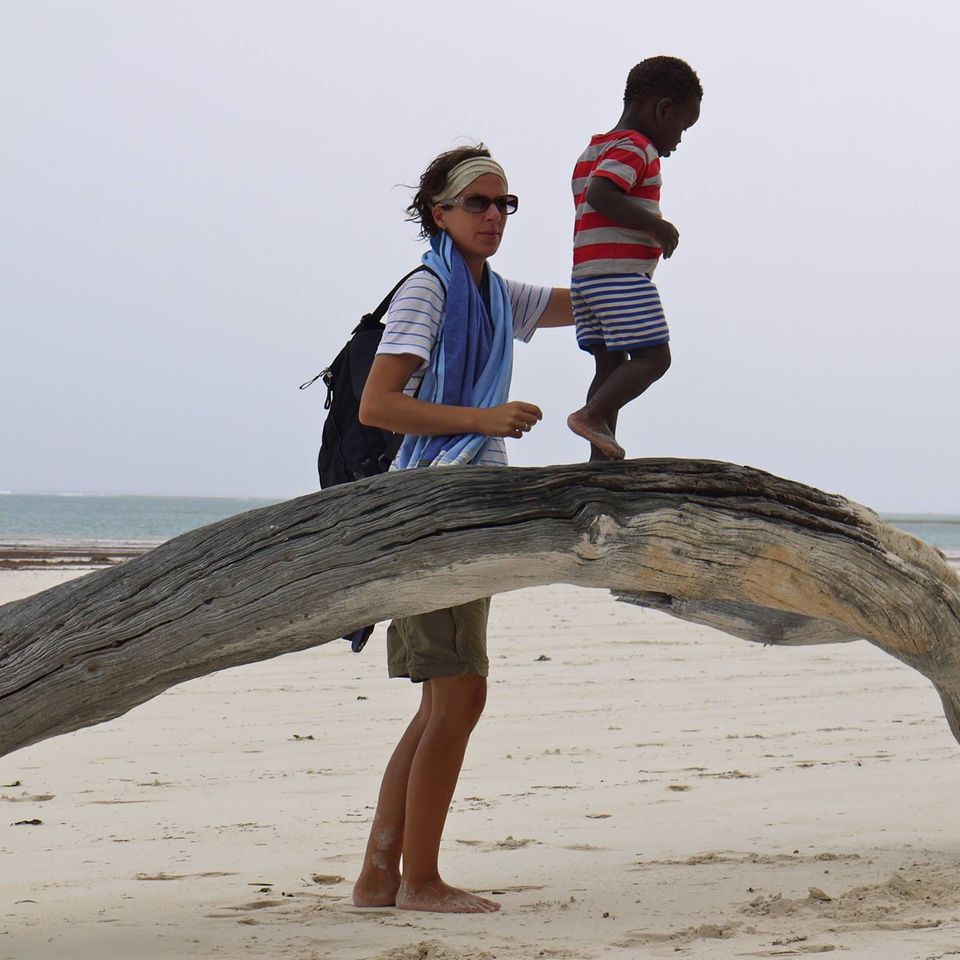 Alltagsrassismus: Mutter und Sohn am Strand