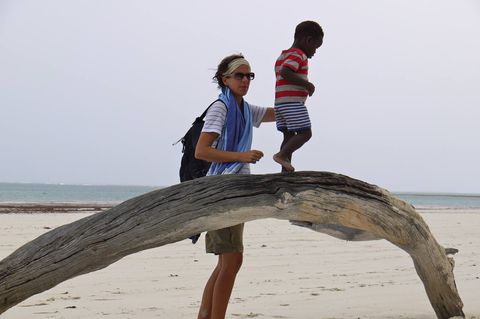 Alltagsrassismus: Mutter und Sohn am Strand