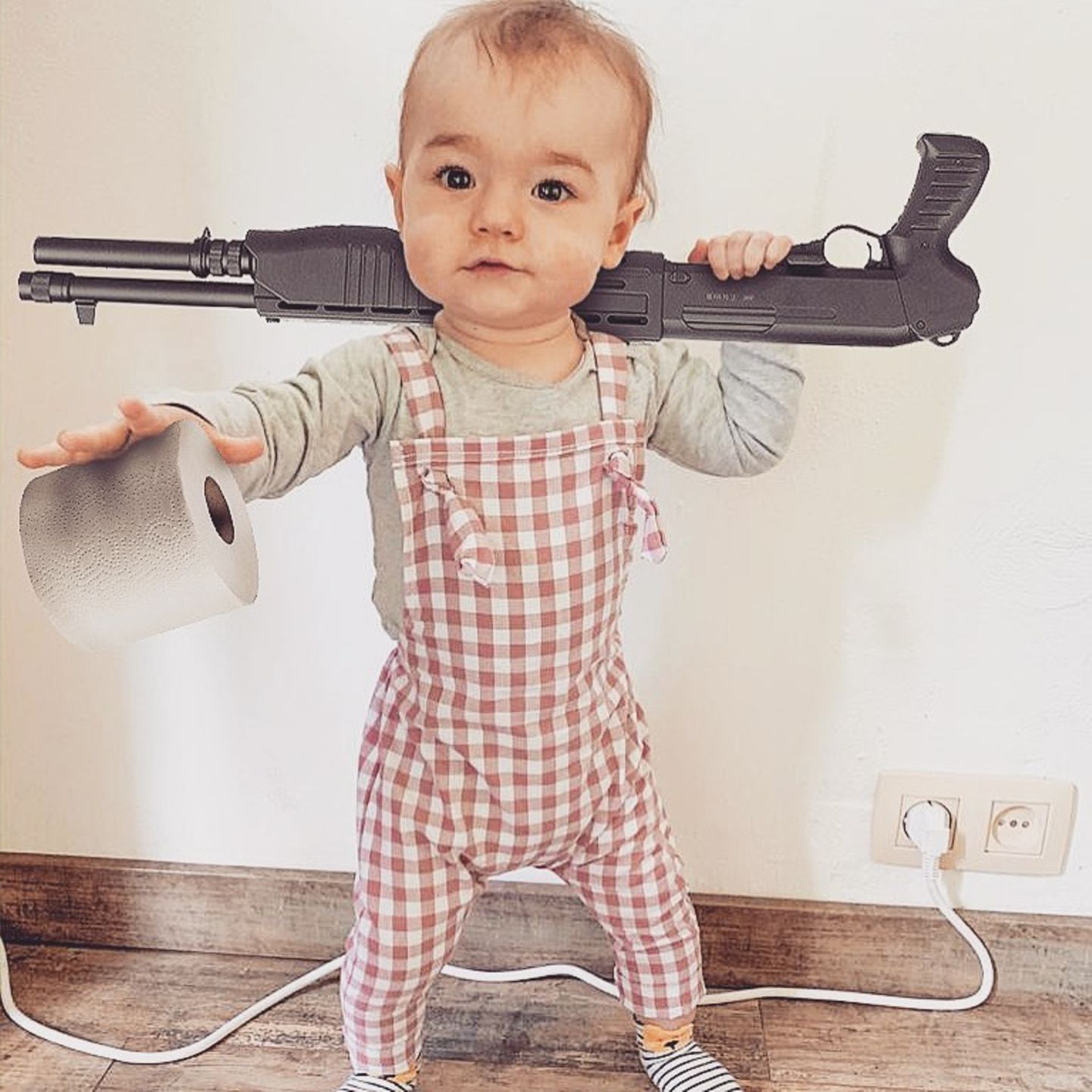 Abenteuerliche Babyfotos: Baby mit Waffe