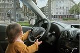 Abenteuerliche Babyfotos: Baby im Auto