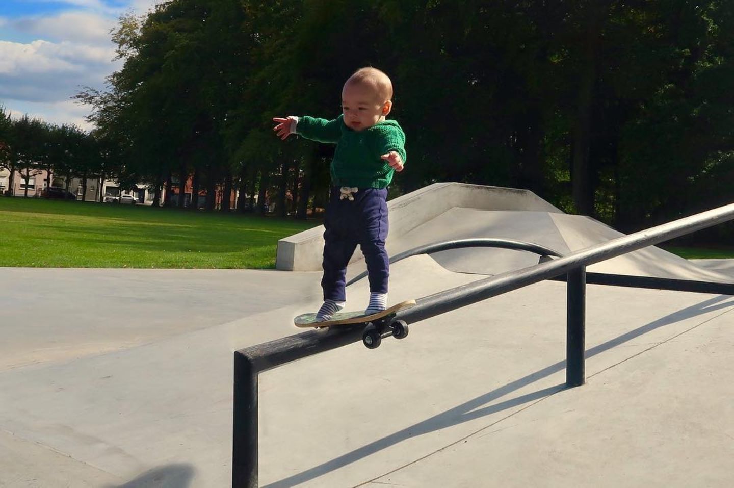 Abenteuerliche Babyfotos: Baby auf Skateboard