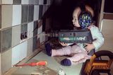 Abenteuerliche Babyfotos: Baby mit Bohrmaschine