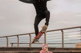 Abenteuerliche Babyfotos: Vater springt auf Skateboard
