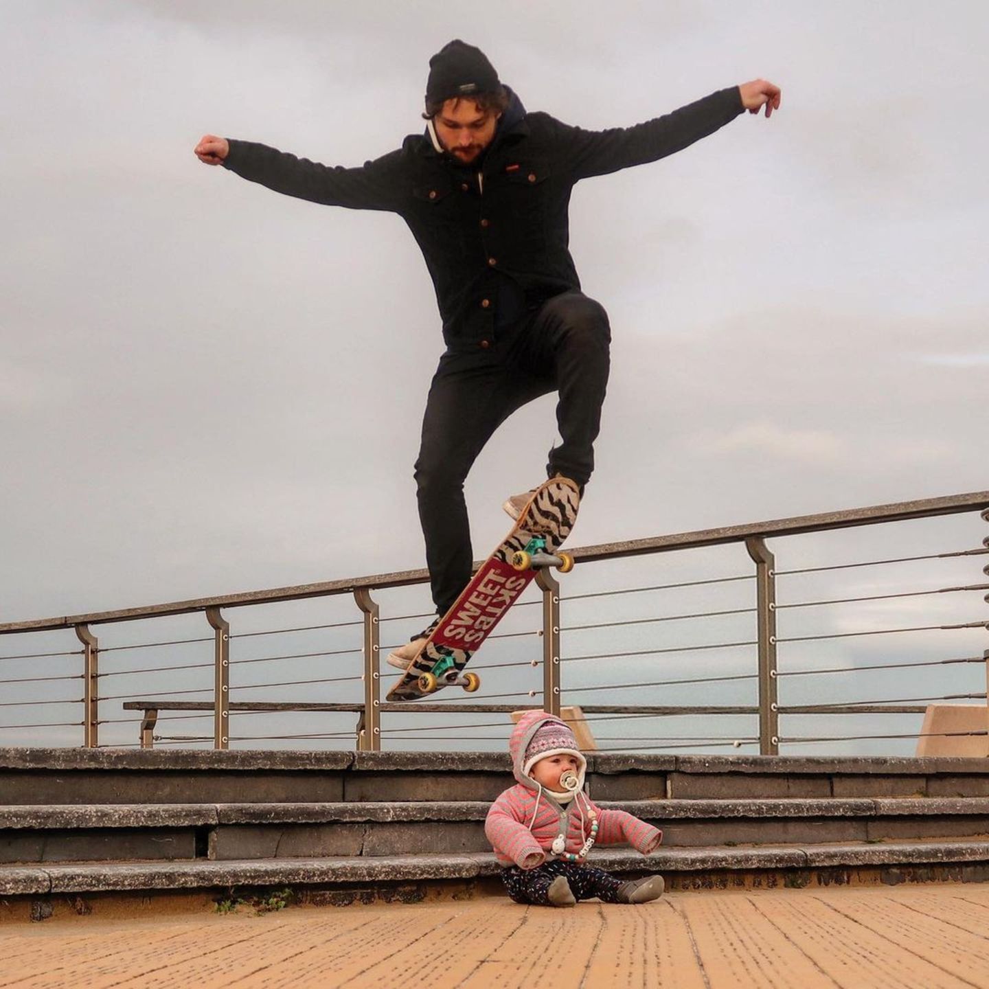 Abenteuerliche Babyfotos: Vater springt auf Skateboard