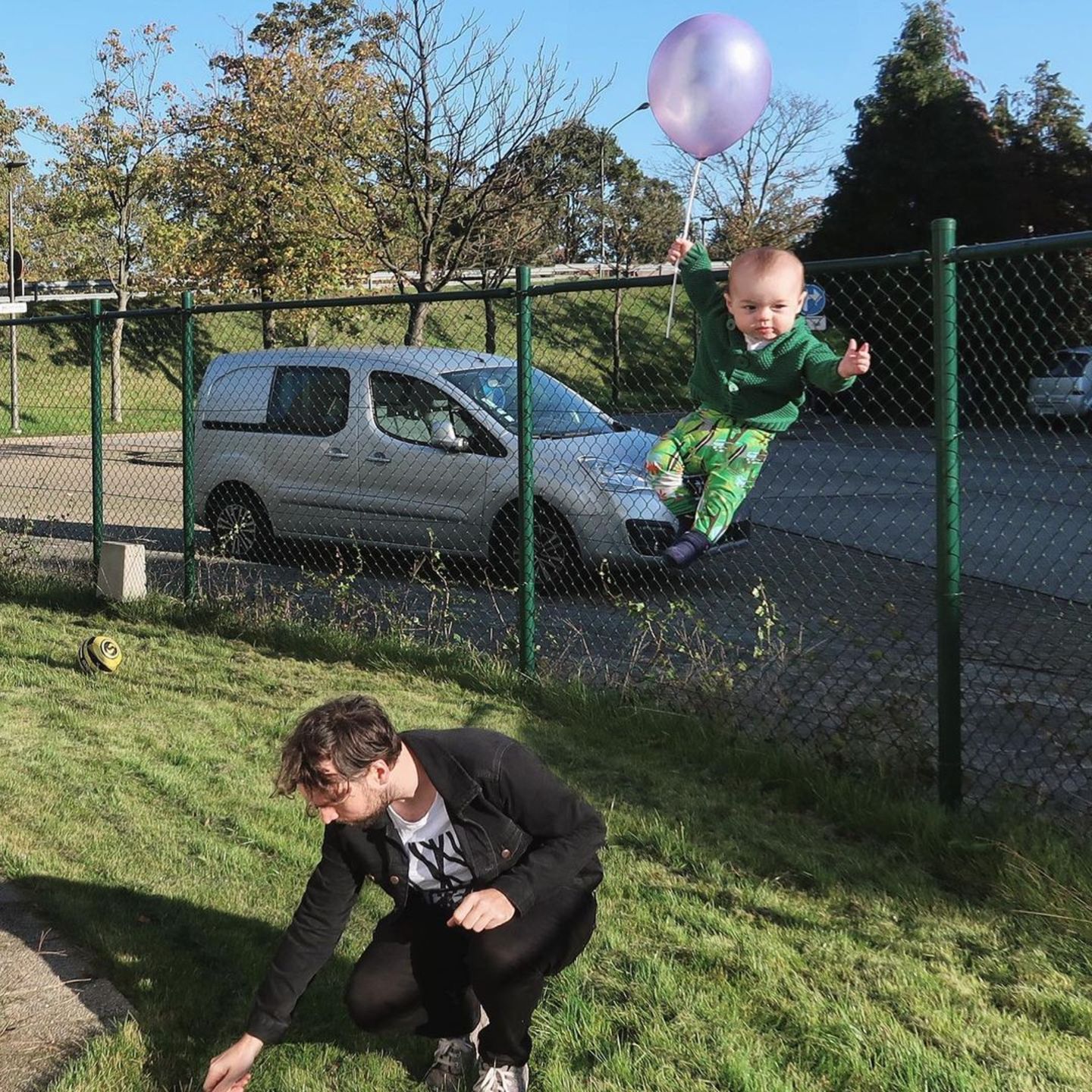 Abenteuerliche Babyfotos: Baby fliegt mit Ballon