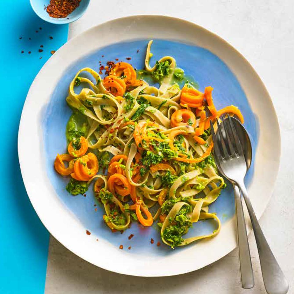 Tagliatelle mit Möhrennudeln und Grünkohl-Erbsen-Pesto