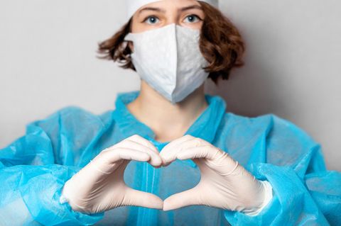 Corona aktuell: Krankenschwester zeigt Herz