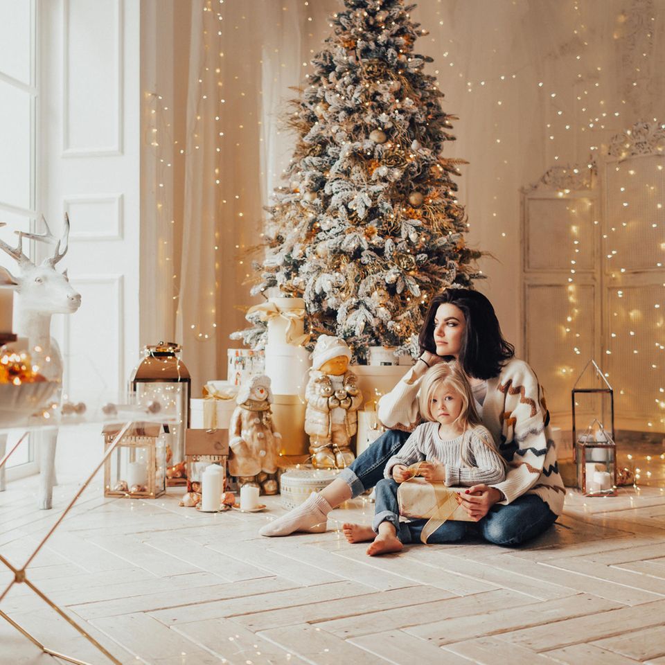 Deko für Weihnachten: Das ganze Zuhause strahlt, Weihnachtsbaum, Mutter und Kind