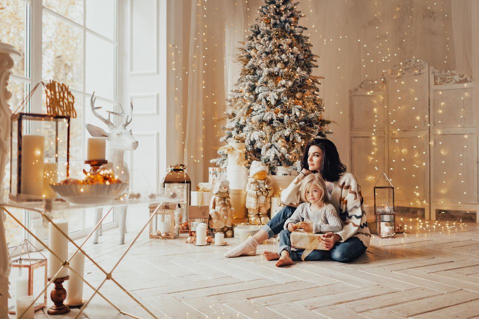Deko für Weihnachten: Das ganze Zuhause strahlt, Weihnachtsbaum, Mutter und Kind