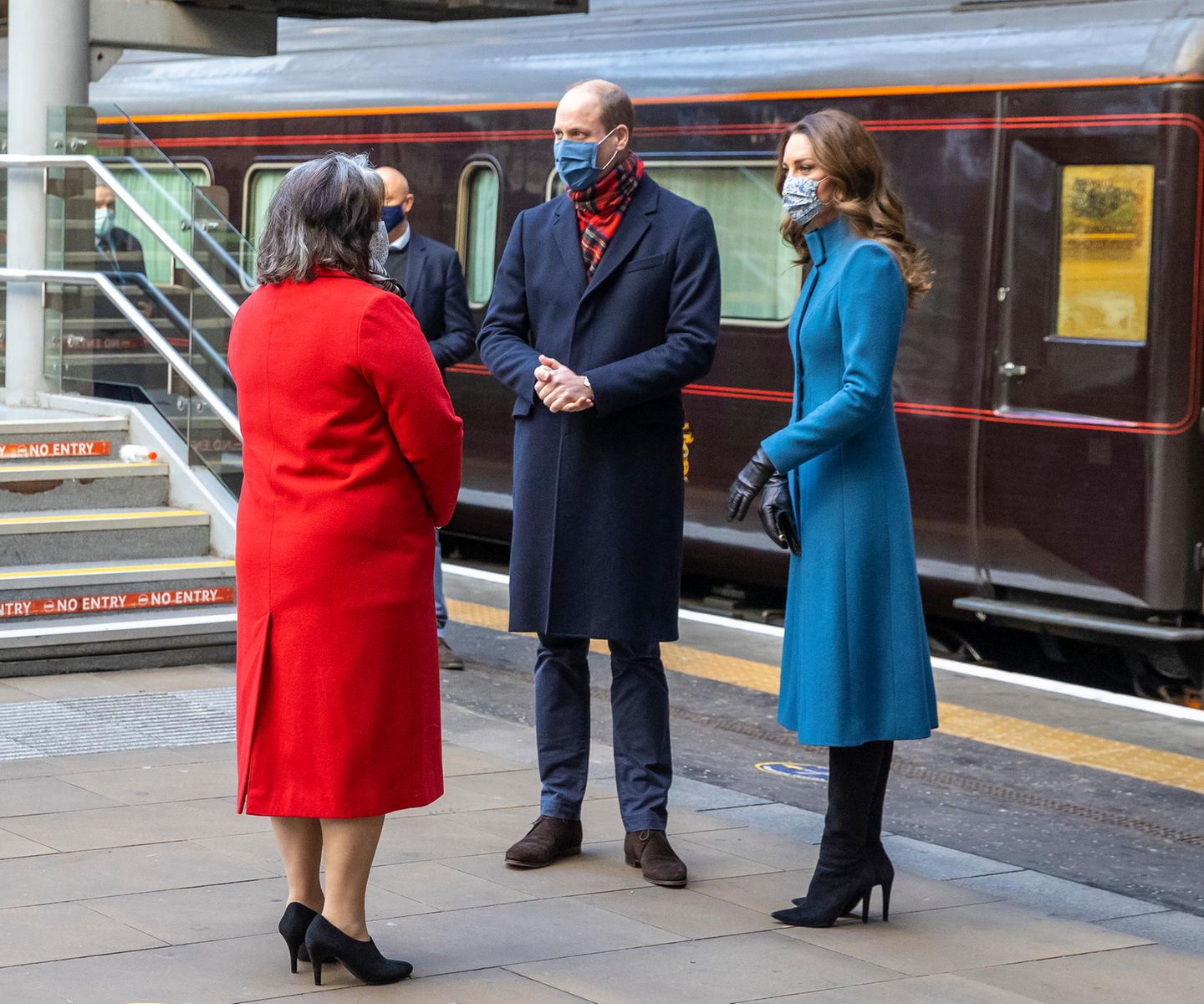 Auch am zweiten Tag der Zugreise beweist Herzogin Kate, dass ein gut geschnittener Mantel bei einem Winterlook die halbe Miete ist. Hohe Stiefel, schwarze Lederhandschuhe und leicht gewellte Haare – einfacher kann man einen Wow-Auftritt nicht planen. 