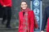 Ein Highlight spart sich Herzogin Catherine für den letzten Tag der Zugreise durch England, Schottland und Wales. Im roten Mantel von Alexander McQueen bringt sie uns schon jetzt in Weihnachtsstimmung. Auch der karierte Rock von Emilia Wickstead und mit passendem Schal, gliedert sich hervorragend in die Adventszeit-Looks ein. 