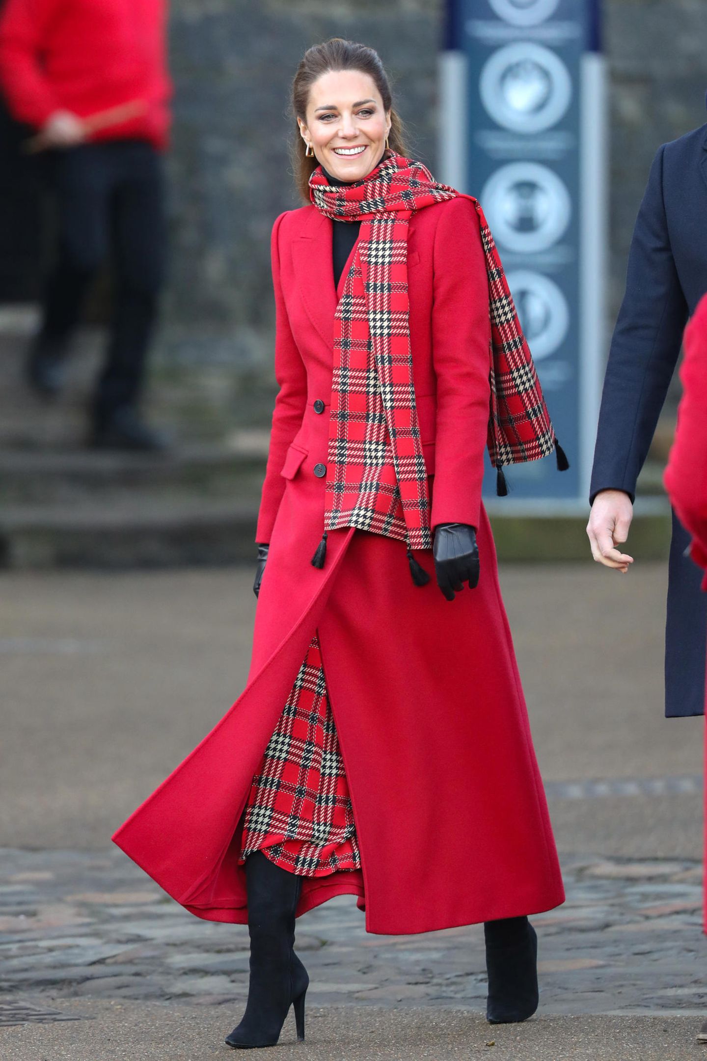 Ein Highlight spart sich Herzogin Catherine für den letzten Tag der Zugreise durch England, Schottland und Wales. Im roten Mantel von Alexander McQueen bringt sie uns schon jetzt in Weihnachtsstimmung. Auch der karierte Rock von Emilia Wickstead und mit passendem Schal, gliedert sich hervorragend in die Adventszeit-Looks ein. 