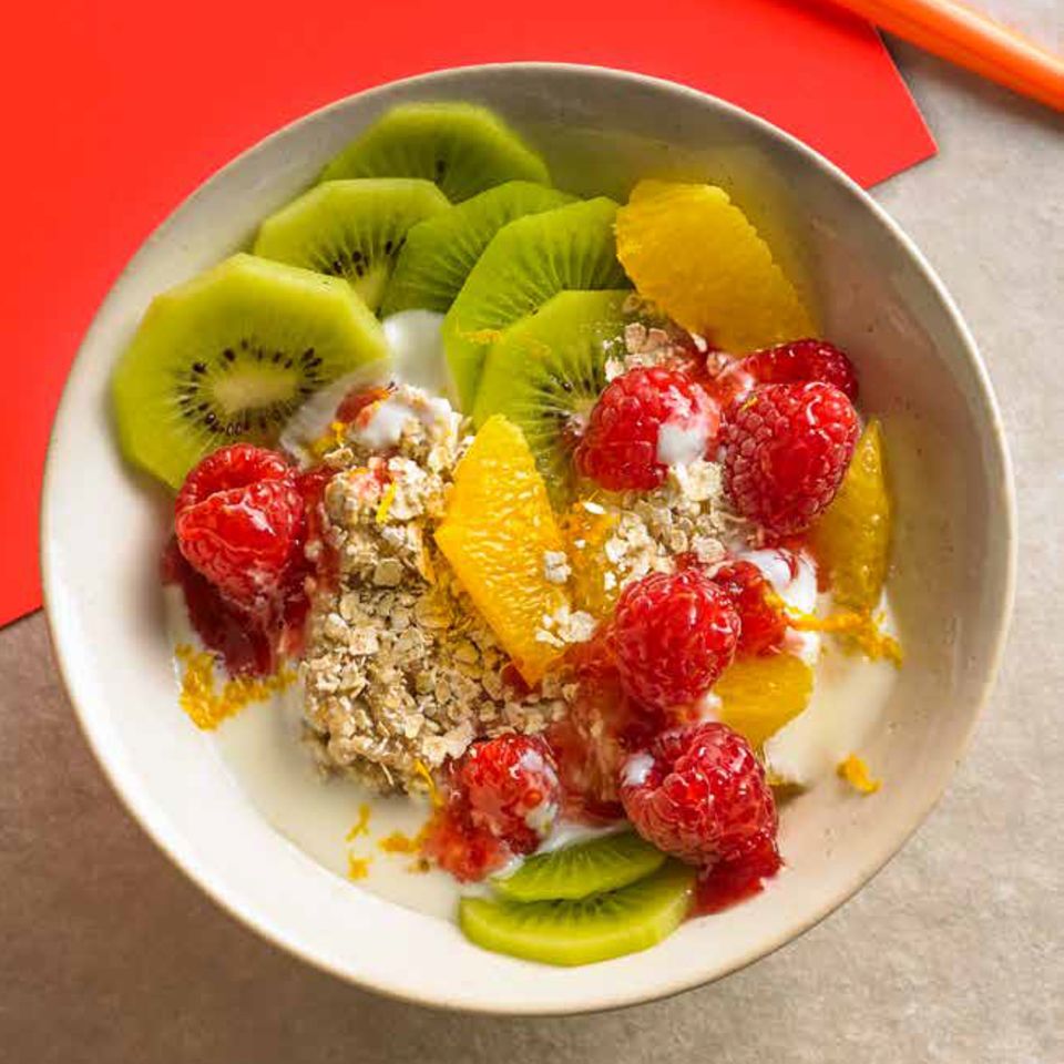 Kefir-Bowl mit Haferflocken und Früchten