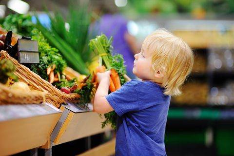 Kinder vegetarisch ernähren: Kind mit Gemüse