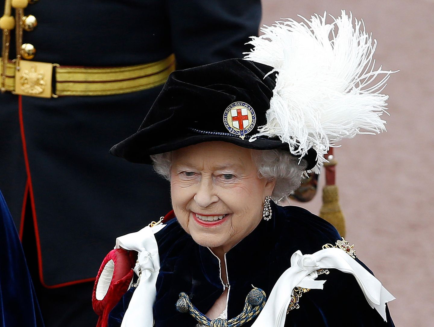 Bei den Ohrringen handelt es sich nämlich um eine Leihgabe der Queen. Die Oma von Prinz William trug die funkelnden Schmuckstücke zum Beispiel zu den Feierlichkeiten des "Garter Day" im Juni 2013. Seitdem haben wir sie schon öfters an Kate bewundern dürfen! Welch' eine Ehre!