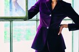 Zweiteiler für Damen: Model in lilafarbenem Blazer mit Rock