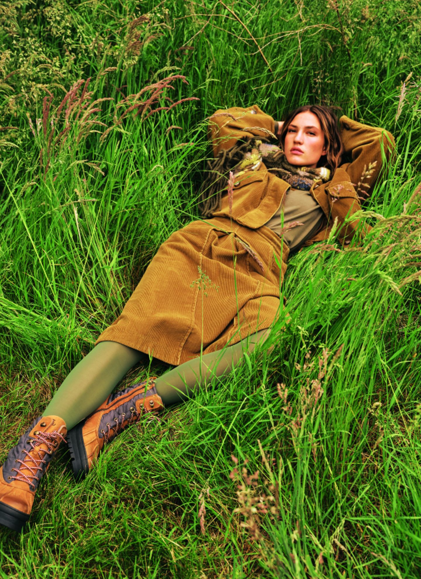 Zweiteiler für Damen: Model im Gras