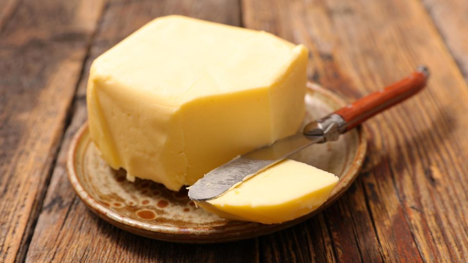 Video: Genialer Glas-Trick macht harte Butter in wenigen Minuten weich ...
