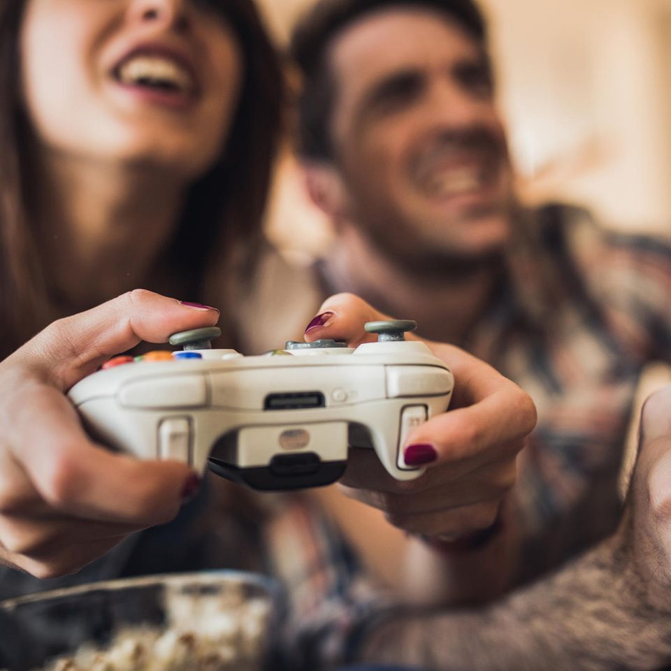 Videospiele: Mann und Frau mit Controllern