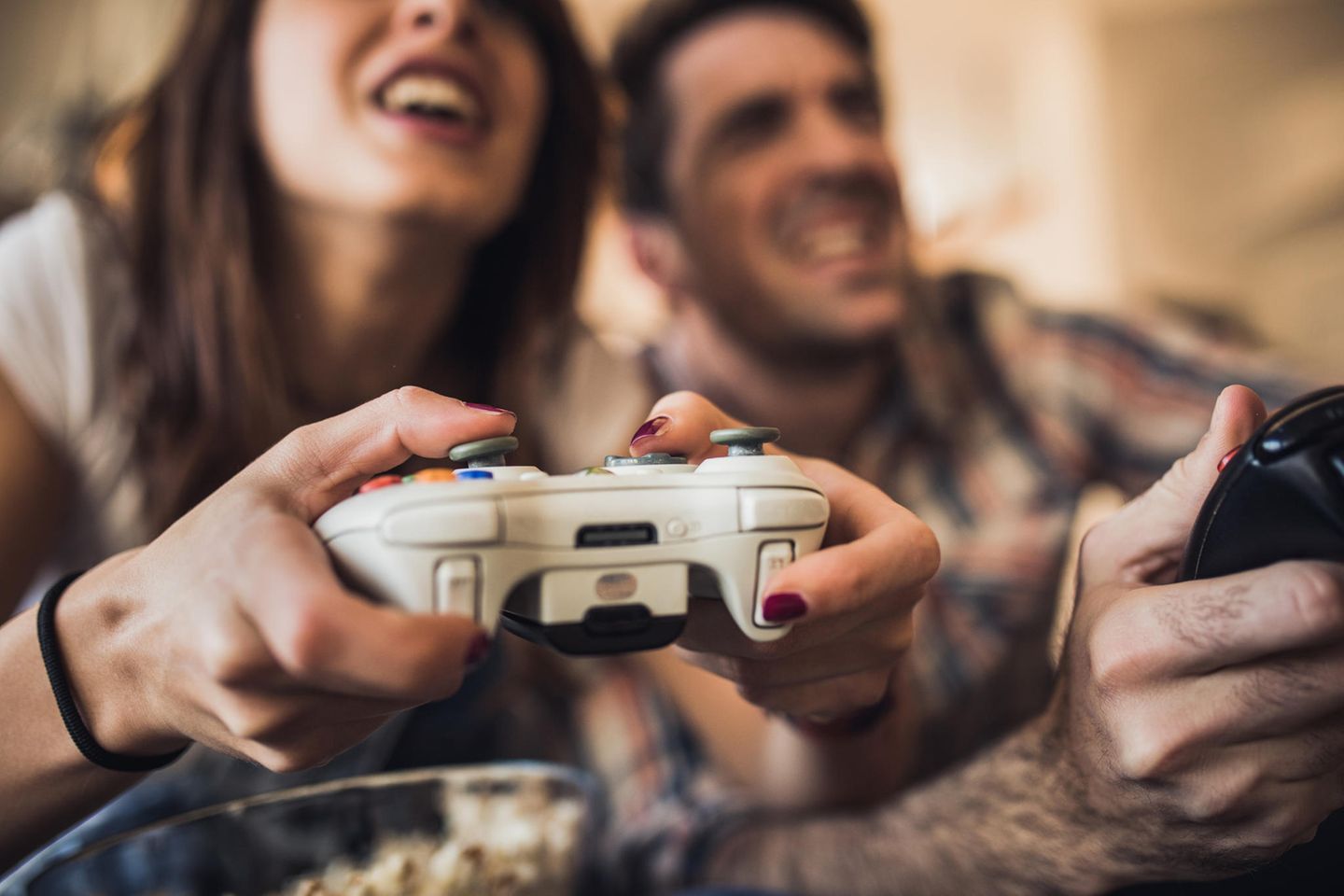 Videospiele: Mann und Frau mit Controllern