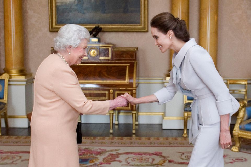 Royals: Queen Elizabeth und Angelina Jolie