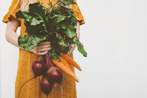 Ernährungsmythen: Frau mit Gemüse in der Hand