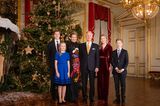 Weihnachten bei den Royals: belgische Königsfamilie vorm Weihnachtsbaum