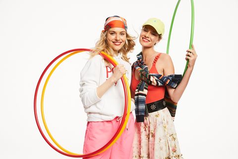 BRIGITTE Diät 2021: 2 Frauen in Sportkleidung mit Hula Hoop Reifen