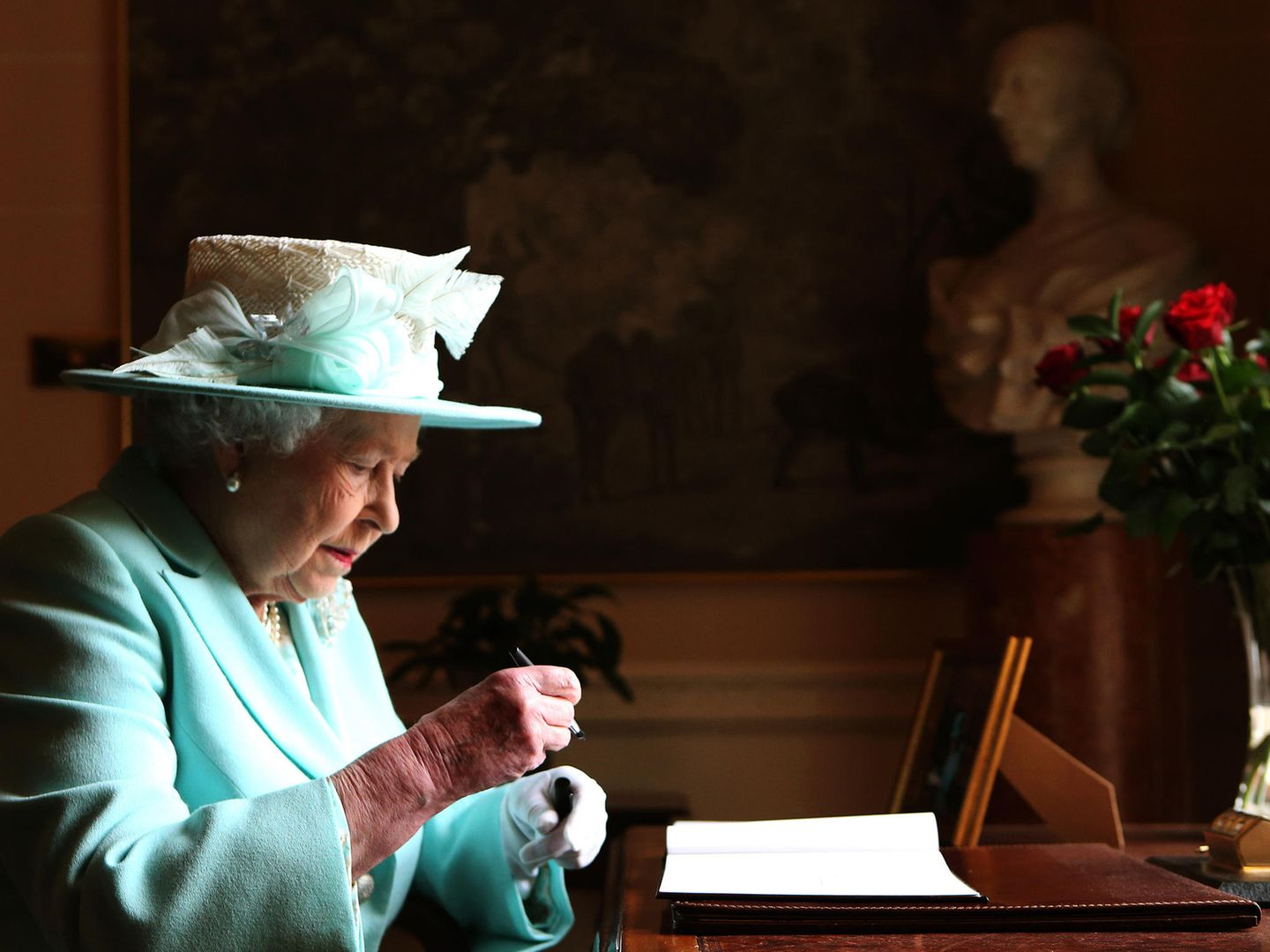 Weihnachten bei den Windsors: Königin Elisabeth am Schreibtisch
