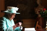 Weihnachten bei den Windsors: Königin Elisabeth am Schreibtisch