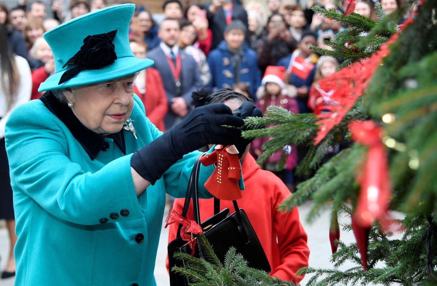 Weihnachten bei den Windsors: Königin Elisabeth II. schmückt Weihnachtsbaum