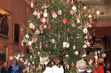 Weihnachten bei den Windsors: Königin Elisabeth II. und Queen Mum am Weihnachtsbaum