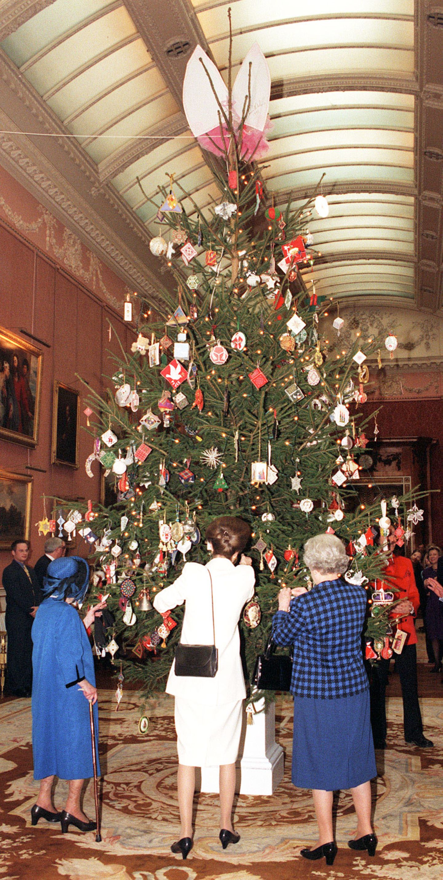 Weihnachten bei den Windsors: Königin Elisabeth II. und Queen Mum am Weihnachtsbaum