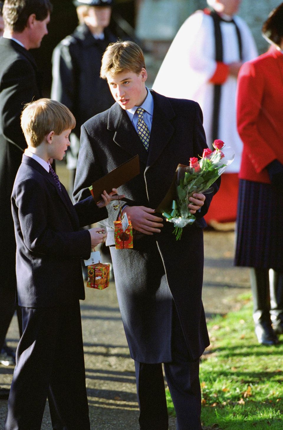Weihnachten bei den Windsors: Prinz Harry und Prinz William mit Geschenken