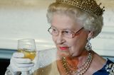 Weihnachten bei den Windsors: Königin Elisabeth mit einem Drink