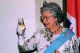 Weihnachten bei den Windsors: Königin Elisabeth mit Glas