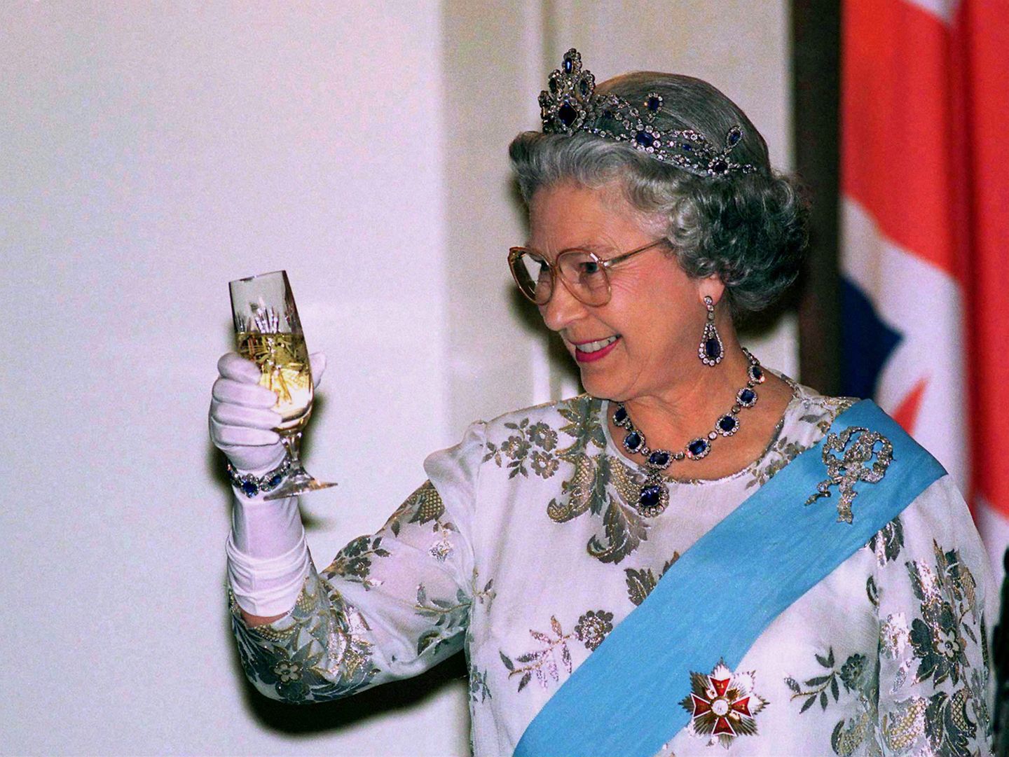 Weihnachten bei den Windsors: Königin Elisabeth mit Glas