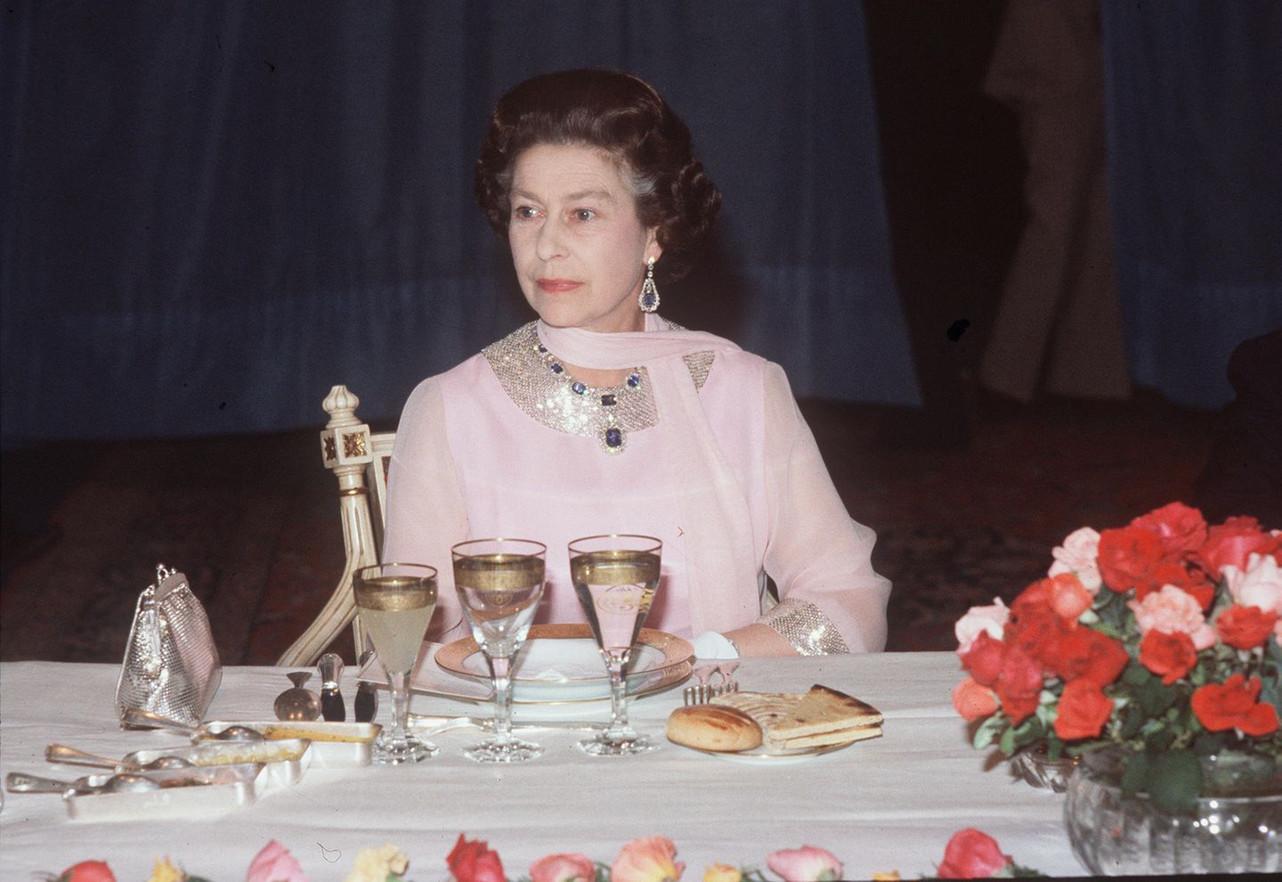 Weihnachten bei den Windsors: Königin Elisabeth II. am Tisch