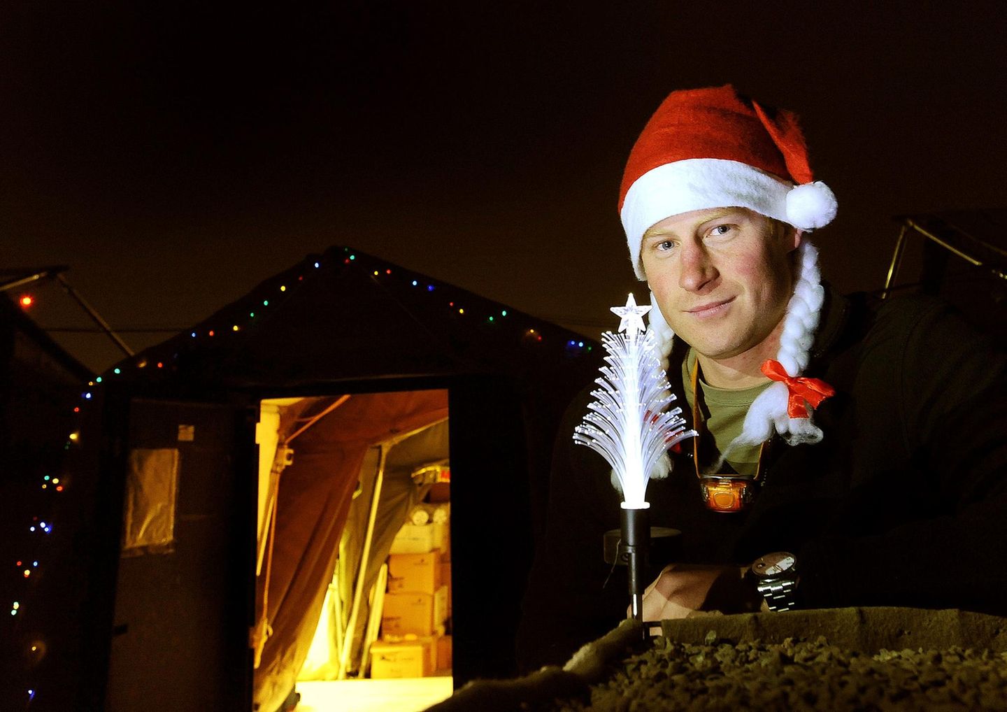Weihnachten bei den Windsors: Prinz Harry mit Weihnachtsmütze