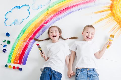 Wasserfarben selber machen: Zwei Kinder malen