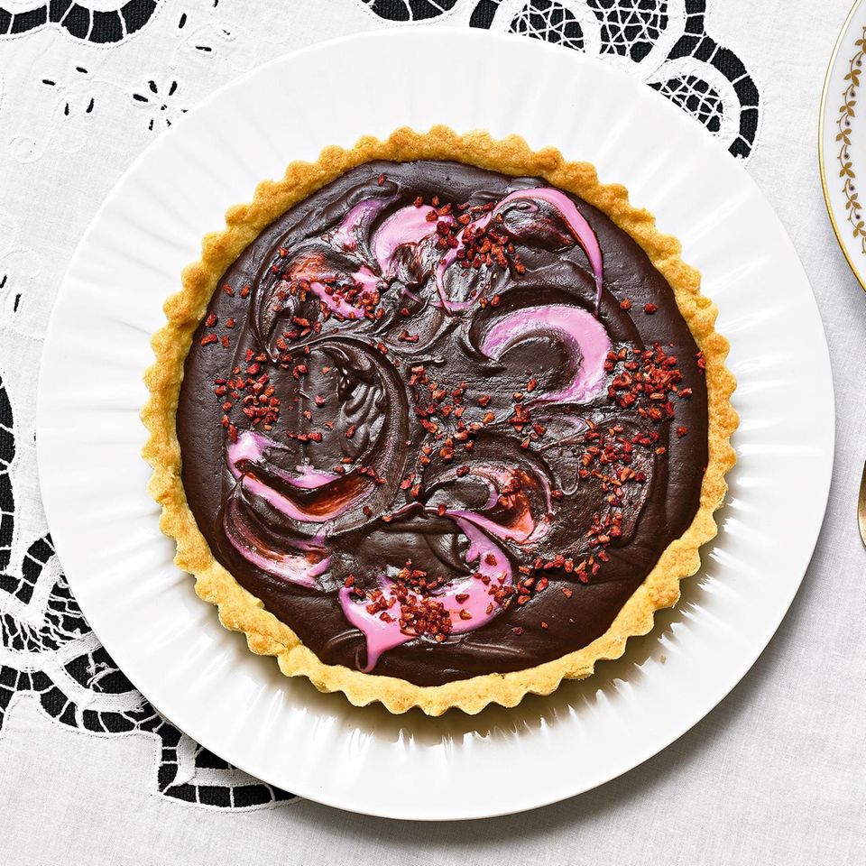 Schoko-Tarte mit Ruby-Schokolade und Himbeeren | BRIGITTE.de