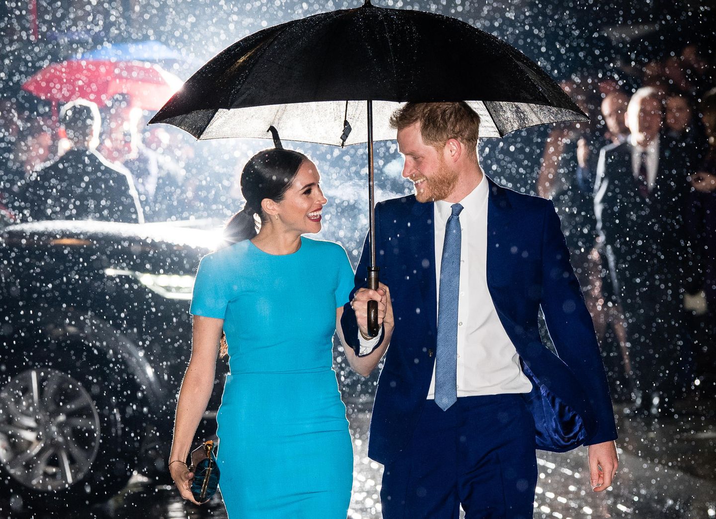 Royals: Meghan Markle und Prinz Harry im Regen