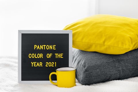 Pantone-Farbe 2021: Diese Teile in "Iluminating Yellow" und "Ultimate Grey" brauchen jetzt!