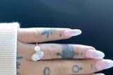Laut Experten soll der Klunker an Arianas Finger rund 350.000 Dollar (etwa 280.000 Euro) wert sein. Der geschliffene Diamant und die Perle machen den Verlobungsring natürlich besonders einzigartig und vor allem wertvoll.