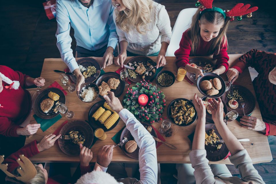 Weihnachtsessen: Familie sitzt am Tisch