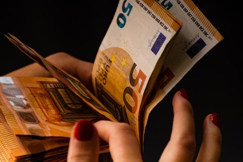Frau mit Euro-Scheinen